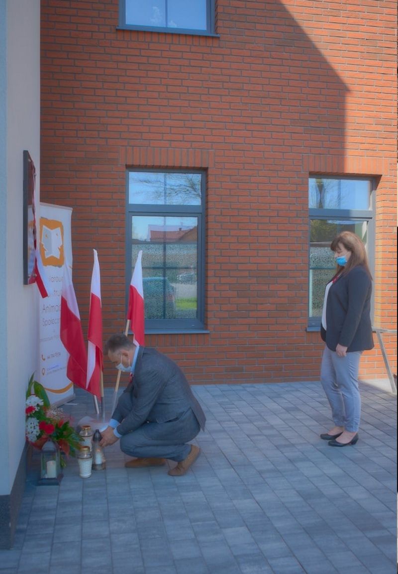 Na zdjęciu: Dorota Ignasiak – dyrektor PCAS-u, Dariusz Stańdo – Wicedyrektor PCAS-u, składają kwiaty pod tablicą płk. Witolda Pileckiego, patrona Powiatowego Centrum Animacji Społecznej w Tomaszowie Mazowieckim, 13 maja 2021 roku, w 120. rocznicę urodzin Witolda Pileckiego