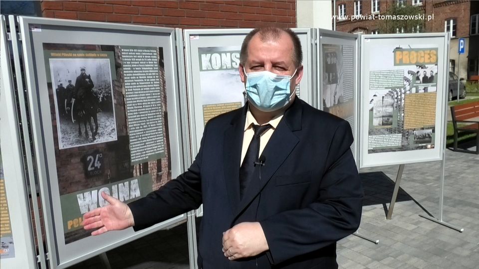 Na zdjęciu: Mariusz Węgrzynowski – Starosta Powiatu Tomaszowskiego, przed wystawą pt. „Witold Pilecki – ochotnik w Auschwitz”, prezentowaną przed Powiatowym Centrum Animacji Społecznej w Tomaszowie Mazowieckim, 13 maja 2021 roku, w 120. rocznicę urodzin Witolda Pileckiego