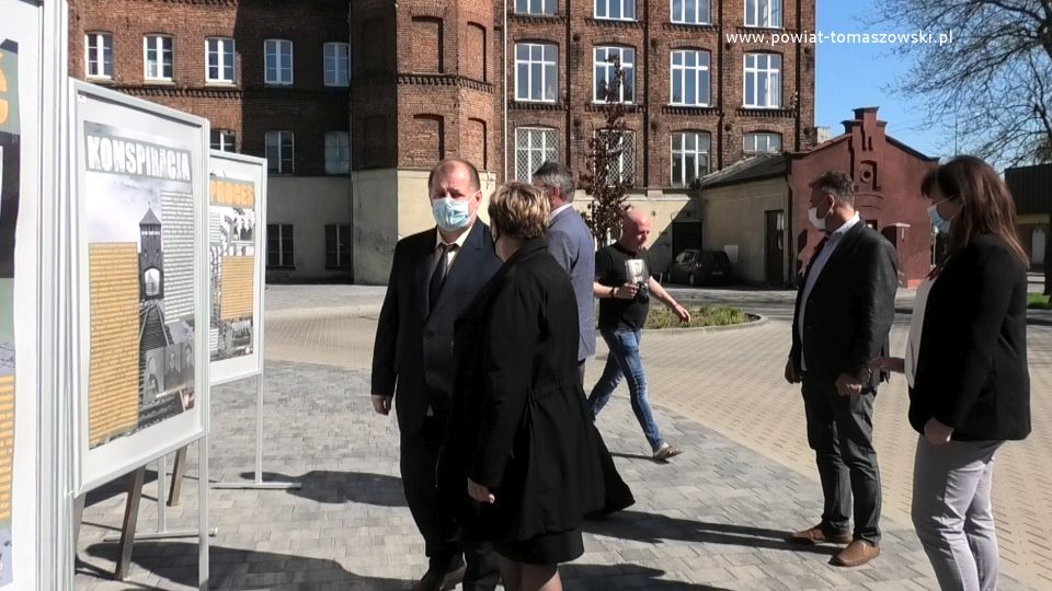 Na zdjęciu: od lewej: Mariusz Węgrzynowski – Starosta Powiatu Tomaszowskiego, Elżbieta Łojszczyk – członek Zarządu Powiatu Tomaszowskiego, Dariusz Stańdo – Wicedyrektor PCAS-u, Dorota Ignasiak – dyrektor PCAS-u, przed wystawą pt. „Witold Pilecki – ochotnik w Auschwitz”, prezentowaną przed Powiatowym Centrum Animacji Społecznej w Tomaszowie Mazowieckim, 13 maja 2021 roku, w 120. rocznicę urodzin Witolda Pileckiego