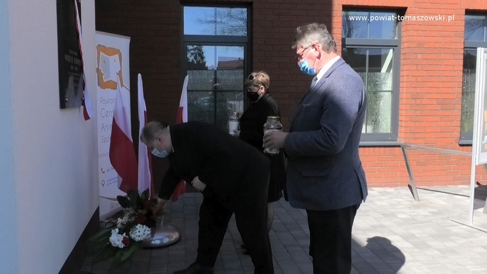 Na zdjęciu: od prawej: Leszek Ogórek – Wicestarosta Powiatu Tomaszowskiego, Mariusz Węgrzynowski – Starosta Powiatu Tomaszowskiego, Elżbieta Łojszczyk – członek Zarządu Powiatu Tomaszowskiego, składają kwiaty pod tablicą płk. Witolda Pileckiego, patrona Powiatowego Centrum Animacji Społecznej w Tomaszowie Mazowieckim, 13 maja 2021 roku, w 120. rocznicę urodzin Witolda Pileckiego