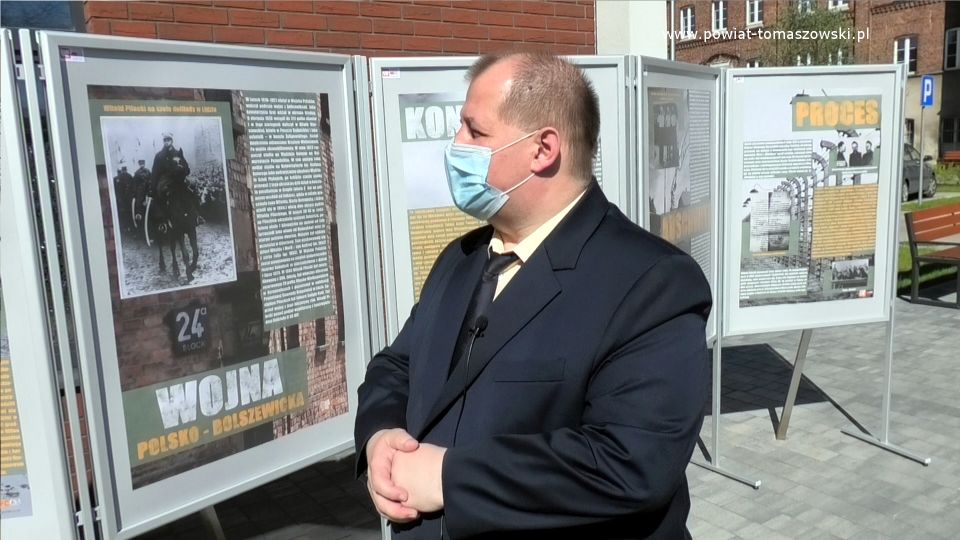 Na zdjęciu: Mariusz Węgrzynowski – Starosta Powiatu Tomaszowskiego, przed wystawą pt. „Witold Pilecki – ochotnik w Auschwitz”, prezentowaną przed Powiatowym Centrum Animacji Społecznej w Tomaszowie Mazowieckim, 13 maja 2021 roku, w 120. rocznicę urodzin Witolda Pileckiego