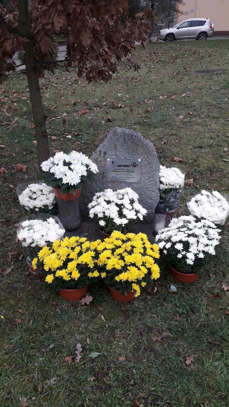 Powiatowe Centrum Animacji Społecznej złożyło kwiaty w miejscach pamięci w powiecie tomaszowskim