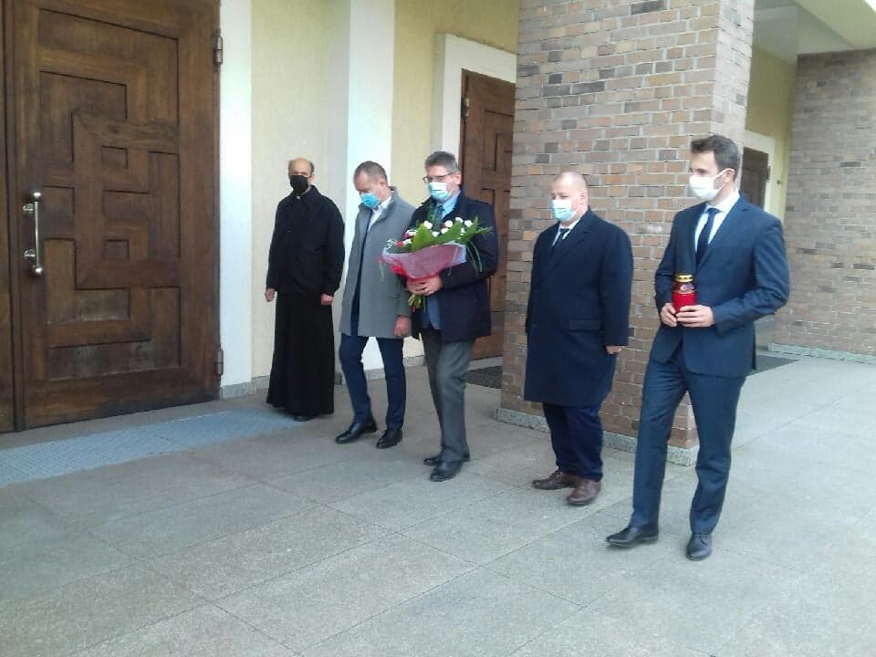 Na zdjęciu: delegacja władz samorządowych Powiatu Tomaszowskiego w składzie: od prawej: Marek Kubiak – członek Zarządu Powiatu Tomaszowskiego, Mariusz Węgrzynowski – Starosta Powiatu Tomaszowskiego, Leszek Ogórek – Wicestarosta Powiatu Tomaszowskiego, Michał Czechowicz – członek Zarządu Powiatu Tomaszowskiego, ksiądz Jan Cholewa – proboszcz parafii Świętej Jadwiigi w Tomaszowie Mazowieckim, podczas składania kwiatów  pod tablicami „W hołdzie Prezydentowi Rzeczypospolitej Polskiej Profesorowi Lechowi Kaczyńskiemu                     i jego Małżonce Marii” i „W hołdzie ostatniemu Prezydentowi RP na Uchodźstwie Ryszardowi Kaczorowskiemu”, które znajdują się przy wejściu do kościoła pw. św. Jadwigi Królowej w Tomaszowie Maz.