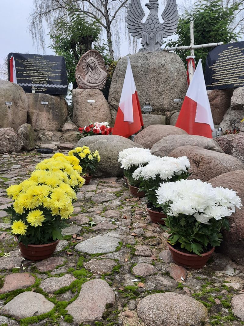 Powiatowe Centrum Animacji Społecznej złożyło kwiaty w miejscach pamięci w powiecie tomaszowskim
