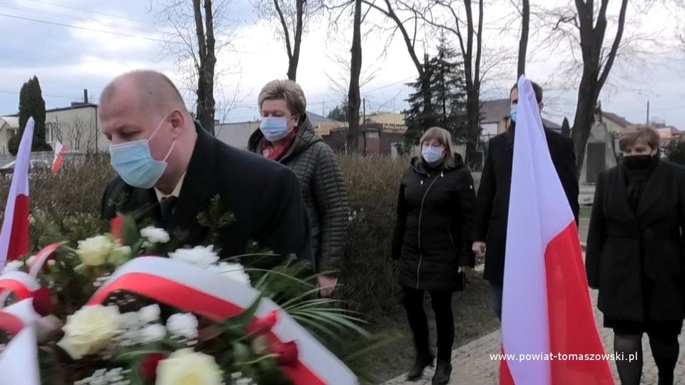 Na zdjęciu: Delegacja władz samorządowych powiatu w składzie; Mariusz Węgrzynowski – Starosta Powiatu Tomaszowskiego, Wacława Bąk – Przewodnicząca Rady Powiatu Tomaszowskiego, Elżbieta Łojszczyk i Marek Kubiak – członkowie Zarządu Powiatu Tomaszowskiego i Teodora Sowik – radna Rady Powiatu Tomaszowskiego, składają wiązankę kwiatów pod Krzyżem katyńskim na Cmentarzu Wojennym przy ulicy Smutnej w Tomaszowie Mazowieckim, 13 kwietnia 2021 roku, w Dzień Pamięci Ofiar Zbrodni Katyńskiej Na zdjęciu: Delegacja władz samorządowych powiatu w składzie; Mariusz Węgrzynowski – Starosta Powiatu Tomaszowskiego, Wacława Bąk – Przewodnicząca Rady Powiatu Tomaszowskiego, Elżbieta Łojszczyk i Marek Kubiak – członkowie Zarządu Powiatu Tomaszowskiego i Teodora Sowik – radna Rady Powiatu Tomaszowskiego, składają wiązankę kwiatów pod Krzyżem katyńskim na Cmentarzu Wojennym przy ulicy Smutnej w Tomaszowie Mazowieckim, 13 kwietnia 2021 roku, w Dzień Pamięci Ofiar Zbrodni Katyńskiej