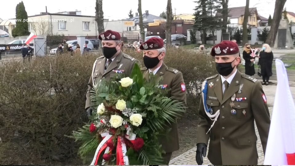 Na zdjęciu: delegacja 25. Brygady Kawalerii Powietrznej w Tomaszowie Mazowieckim składa wiązankę kwiatów pod Krzyżem katyńskim na Cmentarzu Wojennym przy ulicy Smutnej w Tomaszowie Mazowieckim, 13 kwietnia 2021 roku, w Dzień Pamięci Ofiar Zbrodni Katyńskiej Na zdjęciu: delegacja 25. Brygady Kawalerii Powietrznej w Tomaszowie Mazowieckim składa wiązankę kwiatów pod Krzyżem katyńskim na Cmentarzu Wojennym przy ulicy Smutnej w Tomaszowie Mazowieckim, 13 kwietnia 2021 roku, w Dzień Pamięci Ofiar Zbrodni Katyńskiej