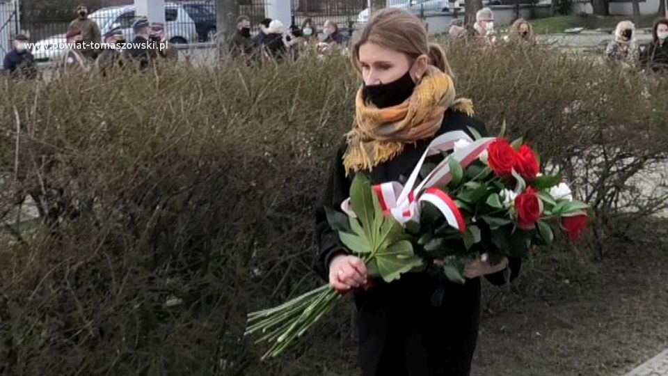 Na zdjęciu: złożenie wiązanki kwiatów pod Krzyżem katyńskim na Cmentarzu Wojennym przy ulicy Smutnej w Tomaszowie Mazowieckim, 13 kwietnia 2021 roku, w Dzień Pamięci Ofiar Zbrodni Katyńskiej Na zdjęciu: złożenie wiązanki kwiatów pod Krzyżem katyńskim na Cmentarzu Wojennym przy ulicy Smutnej w Tomaszowie Mazowieckim, 13 kwietnia 2021 roku, w Dzień Pamięci Ofiar Zbrodni Katyńskiej