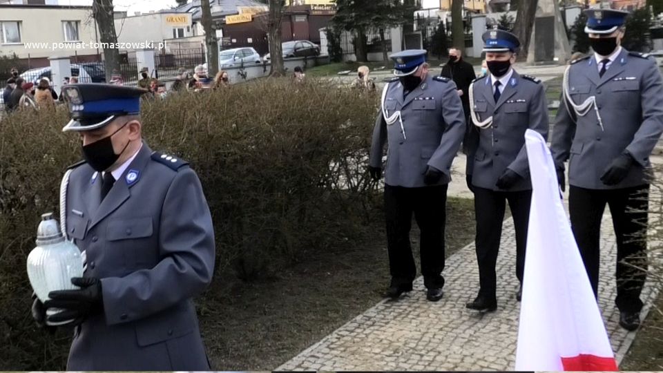 Na zdjęciu: delegacja Komendy Powiatowej Policji w Tomaszowie Mazowieckim składa wiązankę kwiatów pod Krzyżem katyńskim na Cmentarzu Wojennym przy ulicy Smutnej w Tomaszowie Mazowieckim, 13 kwietnia 2021 roku, w Dzień Pamięci Ofiar Zbrodni Katyńskiej Na zdjęciu: delegacja Komendy Powiatowej Policji w Tomaszowie Mazowieckim składa wiązankę kwiatów pod Krzyżem katyńskim na Cmentarzu Wojennym przy ulicy Smutnej w Tomaszowie Mazowieckim, 13 kwietnia 2021 roku, w Dzień Pamięci Ofiar Zbrodni Katyńskiej