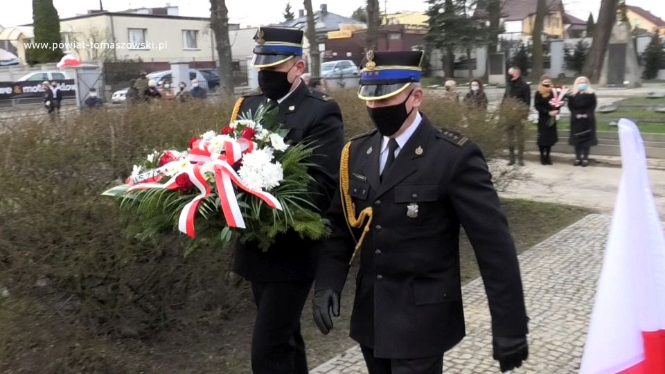 Na zdjęciu: delegacja Powiatowej Komendy Państwowej Straży Pożarnej w Tomaszowie Mazowieckim składa wiązankę kwiatów pod Krzyżem katyńskim na Cmentarzu Wojennym przy ulicy Smutnej w Tomaszowie Mazowieckim, 13 kwietnia 2021 roku, w Dzień Pamięci Ofiar Zbrodni Katyńskiej Na zdjęciu: delegacja Powiatowej Komendy Państwowej Straży Pożarnej w Tomaszowie Mazowieckim składa wiązankę kwiatów pod Krzyżem katyńskim na Cmentarzu Wojennym przy ulicy Smutnej w Tomaszowie Mazowieckim, 13 kwietnia 2021 roku, w Dzień Pamięci Ofiar Zbrodni Katyńskiej