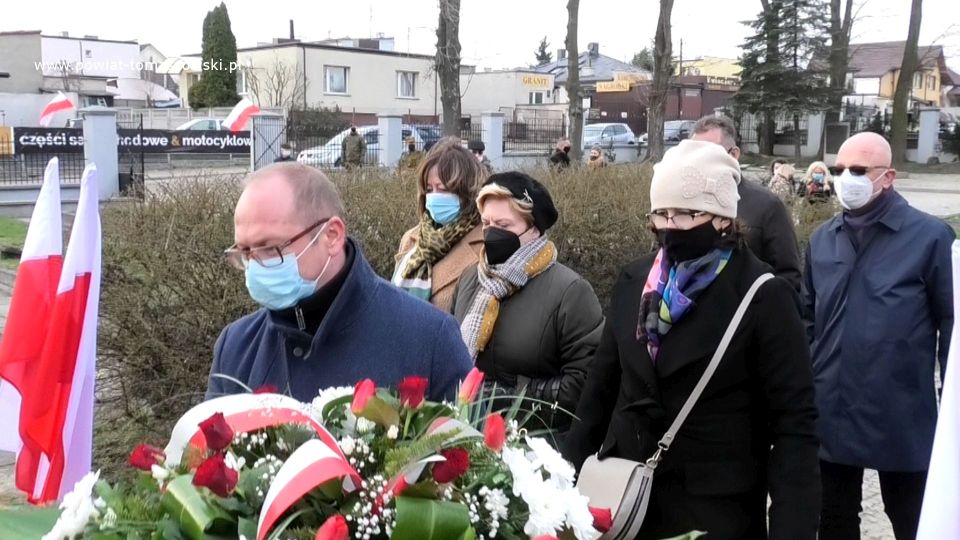 Na zdjęciu: delegacja szkół ponadpodstawowych powiatu tomaszowskiego: Jacek Bartosik – dyrektor Zespołu Szkół Ponadpodstawowych nr 2 w Tomaszowie Mazowieckim, Ewa Męcina – dyrektor I Liceum ogólnokształcącego w Tomaszowie Mazowieckim, Magdalena Fałek – dyrektor Zespołu Szkół Ponadpodstawowych nr 6 w Tomaszowie Mazowieckim, Paweł Pawłowski – wicedyrektor Zespołu Szkół Ponadpodstawowych nr 2 w Tomaszowie Mazowieckim i Dariusz Stańdo – wicedyrektor Powiatowego Centrum Animacji Społecznej w Tomaszowie Mazowieckim, składają wiązankę kwiatów pod Krzyżem katyńskim na Cmentarzu Wojennym przy ulicy Smutnej w Tomaszowie Mazowieckim, 13 kwietnia 2021 roku, w Dzień Pamięci Ofiar Zbrodni Katyńskiej Na zdjęciu: delegacja szkół ponadpodstawowych powiatu tomaszowskiego: Jacek Bartosik – dyrektor Zespołu Szkół Ponadpodstawowych nr 2 w Tomaszowie Mazowieckim, Ewa Męcina – dyrektor I Liceum ogólnokształcącego w Tomaszowie Mazowieckim, Magdalena Fałek – dyrektor Zespołu Szkół Ponadpodstawowych nr 6 w Tomaszowie Mazowieckim, Paweł Pawłowski – wicedyrektor Zespołu Szkół Ponadpodstawowych nr 2 w Tomaszowie Mazowieckim i Dariusz Stańdo – wicedyrektor Powiatowego Centrum Animacji Społecznej w Tomaszowie Mazowieckim, składają wiązankę kwiatów pod Krzyżem katyńskim na Cmentarzu Wojennym przy ulicy Smutnej w Tomaszowie Mazowieckim, 13 kwietnia 2021 roku, w Dzień Pamięci Ofiar Zbrodni Katyńskiej