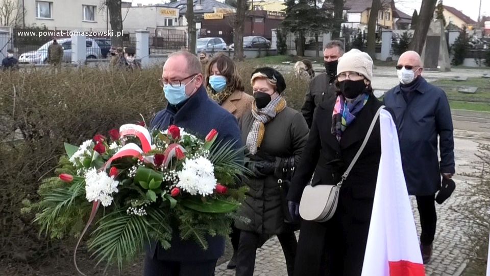 Na zdjęciu: delegacja szkół ponadpodstawowych powiatu tomaszowskiego: Jacek Bartosik – dyrektor Zespołu Szkół Ponadpodstawowych nr 2 w Tomaszowie Mazowieckim, Ewa Męcina – dyrektor I Liceum ogólnokształcącego w Tomaszowie Mazowieckim, Magdalena Fałek – dyrektor Zespołu Szkół Ponadpodstawowych nr 6 w Tomaszowie Mazowieckim, Paweł Pawłowski – wicedyrektor Zespołu Szkół Ponadpodstawowych nr 2 w Tomaszowie Mazowieckim i Dariusz Stańdo – wicedyrektor Powiatowego Centrum Animacji Społecznej w Tomaszowie Mazowieckim, składają wiązankę kwiatów pod Krzyżem katyńskim na Cmentarzu Wojennym przy ulicy Smutnej w Tomaszowie Mazowieckim, 13 kwietnia 2021 roku, w Dzień Pamięci Ofiar Zbrodni Katyńskiej Na zdjęciu: delegacja szkół ponadpodstawowych powiatu tomaszowskiego: Jacek Bartosik – dyrektor Zespołu Szkół Ponadpodstawowych nr 2 w Tomaszowie Mazowieckim, Ewa Męcina – dyrektor I Liceum ogólnokształcącego w Tomaszowie Mazowieckim, Magdalena Fałek – dyrektor Zespołu Szkół Ponadpodstawowych nr 6 w Tomaszowie Mazowieckim, Paweł Pawłowski – wicedyrektor Zespołu Szkół Ponadpodstawowych nr 2 w Tomaszowie Mazowieckim i Dariusz Stańdo – wicedyrektor Powiatowego Centrum Animacji Społecznej w Tomaszowie Mazowieckim, składają wiązankę kwiatów pod Krzyżem katyńskim na Cmentarzu Wojennym przy ulicy Smutnej w Tomaszowie Mazowieckim, 13 kwietnia 2021 roku, w Dzień Pamięci Ofiar Zbrodni Katyńskiej