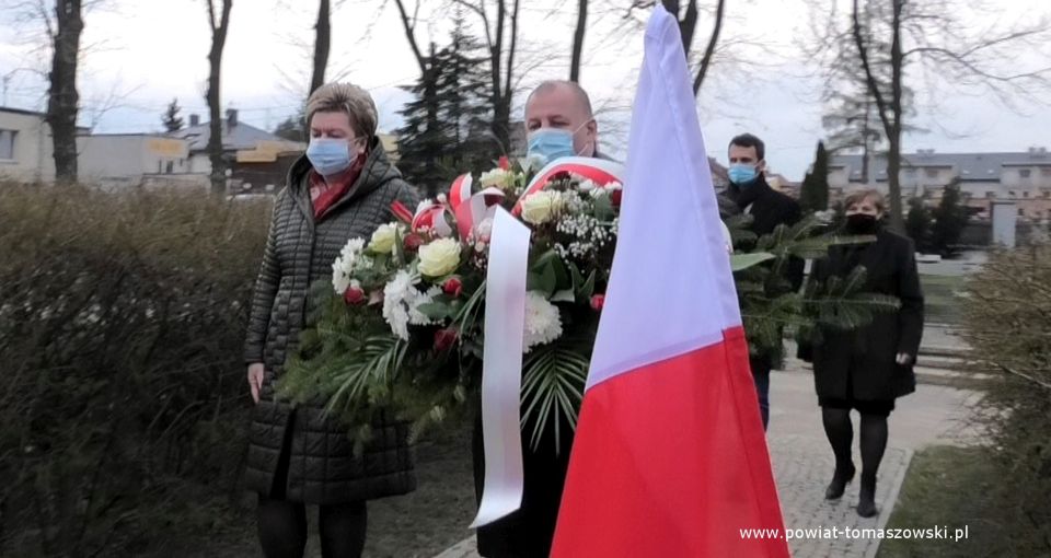 Na zdjęciu: Delegacja władz samorządowych powiatu w składzie; Mariusz Węgrzynowski – Starosta Powiatu Tomaszowskiego, Wacława Bąk – Przewodnicząca Rady Powiatu Tomaszowskiego, Elżbieta Łojszczyk i Marek Kubiak – członkowie Zarządu Powiatu Tomaszowskiego i Teodora Sowik – radna Rady Powiatu Tomaszowskiego, składają wiązankę kwiatów pod Krzyżem katyńskim na Cmentarzu Wojennym przy ulicy Smutnej w Tomaszowie Mazowieckim, 13 kwietnia 2021 roku, w Dzień Pamięci Ofiar Zbrodni Katyńskiej Na zdjęciu: Delegacja władz samorządowych powiatu w składzie; Mariusz Węgrzynowski – Starosta Powiatu Tomaszowskiego, Wacława Bąk – Przewodnicząca Rady Powiatu Tomaszowskiego, Elżbieta Łojszczyk i Marek Kubiak – członkowie Zarządu Powiatu Tomaszowskiego i Teodora Sowik – radna Rady Powiatu Tomaszowskiego, składają wiązankę kwiatów pod Krzyżem katyńskim na Cmentarzu Wojennym przy ulicy Smutnej w Tomaszowie Mazowieckim, 13 kwietnia 2021 roku, w Dzień Pamięci Ofiar Zbrodni Katyńskiej