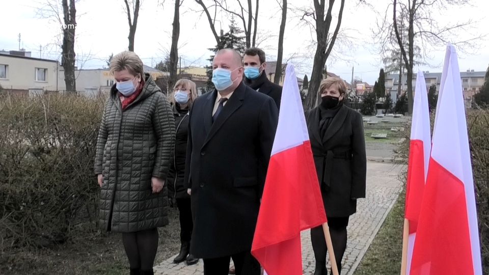 Na zdjęciu: Delegacja władz samorządowych powiatu w składzie; Mariusz Węgrzynowski – Starosta Powiatu Tomaszowskiego, Wacława Bąk – Przewodnicząca Rady Powiatu Tomaszowskiego, Elżbieta Łojszczyk i Marek Kubiak – członkowie Zarządu Powiatu Tomaszowskiego i Teodora Sowik – radna Rady Powiatu Tomaszowskiego, składają wiązankę kwiatów pod Krzyżem katyńskim na Cmentarzu Wojennym przy ulicy Smutnej w Tomaszowie Mazowieckim, 13 kwietnia 2021 roku, w Dzień Pamięci Ofiar Zbrodni Katyńskiej Na zdjęciu: Delegacja władz samorządowych powiatu w składzie; Mariusz Węgrzynowski – Starosta Powiatu Tomaszowskiego, Wacława Bąk – Przewodnicząca Rady Powiatu Tomaszowskiego, Elżbieta Łojszczyk i Marek Kubiak – członkowie Zarządu Powiatu Tomaszowskiego i Teodora Sowik – radna Rady Powiatu Tomaszowskiego, składają wiązankę kwiatów pod Krzyżem katyńskim na Cmentarzu Wojennym przy ulicy Smutnej w Tomaszowie Mazowieckim, 13 kwietnia 2021 roku, w Dzień Pamięci Ofiar Zbrodni Katyńskiej