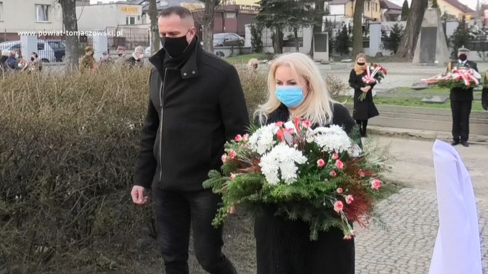 Na zdjęciu: Delegacja władz samorządowych miasta – Izabela Śliwińska – Wiceprezydent Tomaszowa Mazowieckiego i Tomasz Migała – zastępca dyrektora Wydziału Edukacji Urzędu Miasta składają wiązankę kwiatów pod Krzyżem katyńskim na Cmentarzu Wojennym przy ulicy Smutnej w Tomaszowie Mazowieckim, 13 kwietnia 2021 roku, w Dzień Pamięci Ofiar Zbrodni Katyńskiej Na zdjęciu: Delegacja władz samorządowych miasta – Izabela Śliwińska – Wiceprezydent Tomaszowa Mazowieckiego i Tomasz Migała – zastępca dyrektora Wydziału Edukacji Urzędu Miasta składają wiązankę kwiatów pod Krzyżem katyńskim na Cmentarzu Wojennym przy ulicy Smutnej w Tomaszowie Mazowieckim, 13 kwietnia 2021 roku, w Dzień Pamięci Ofiar Zbrodni Katyńskiej
