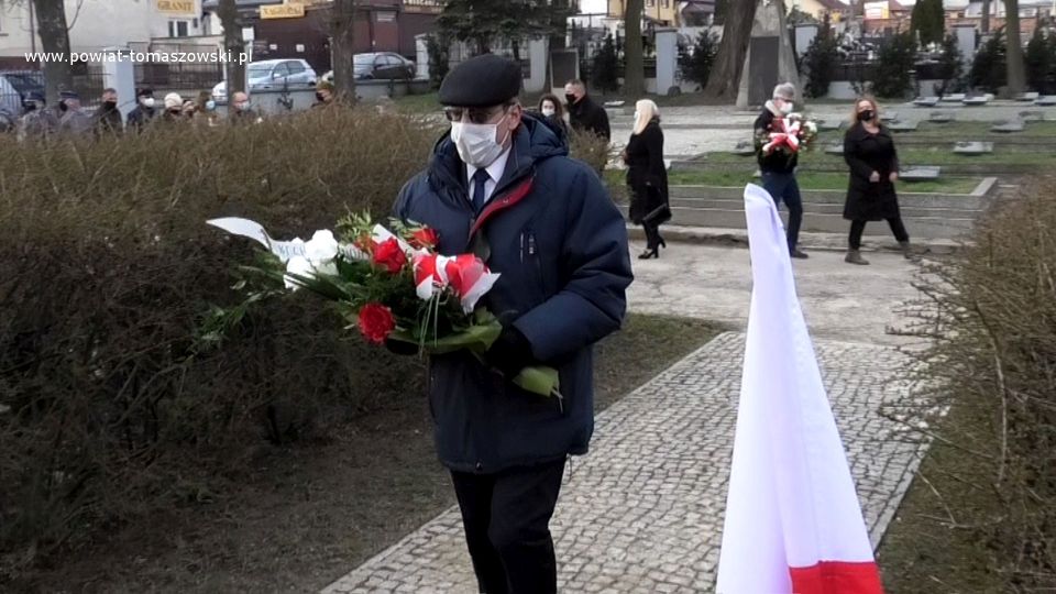 Na zdjęciu: Andrzej Fąk – prezes Koła Ruchu Narodowego w Tomaszowie Mazowieckim, składają wiązankę kwiatów pod Krzyżem katyńskim na Cmentarzu Wojennym przy ulicy Smutnej w Tomaszowie Mazowieckim, 13 kwietnia 2021 roku, w Dzień Pamięci Ofiar Zbrodni Katyńskiej Na zdjęciu: Andrzej Fąk – prezes Koła Ruchu Narodowego w Tomaszowie Mazowieckim, składają wiązankę kwiatów pod Krzyżem katyńskim na Cmentarzu Wojennym przy ulicy Smutnej w Tomaszowie Mazowieckim, 13 kwietnia 2021 roku, w Dzień Pamięci Ofiar Zbrodni Katyńskiej