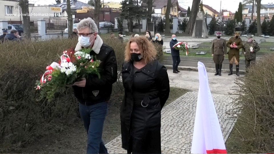 Na zdjęciu: delegacja Miejskiego Centrum Kultury – Jacek Paprocki – dyrektor MCK-u w Tomaszowie Mazowieckim i Anna Myszewska – pracownik MCK-u, składają wiązankę kwiatów pod Krzyżem katyńskim na Cmentarzu Wojennym przy ulicy Smutnej w Tomaszowie Mazowieckim, 13 kwietnia 2021 roku, w Dzień Pamięci Ofiar Zbrodni Katyńskiej Na zdjęciu: delegacja Miejskiego Centrum Kultury – Jacek Paprocki – dyrektor MCK-u w Tomaszowie Mazowieckim i Anna Myszewska – pracownik MCK-u, składają wiązankę kwiatów pod Krzyżem katyńskim na Cmentarzu Wojennym przy ulicy Smutnej w Tomaszowie Mazowieckim, 13 kwietnia 2021 roku, w Dzień Pamięci Ofiar Zbrodni Katyńskiej