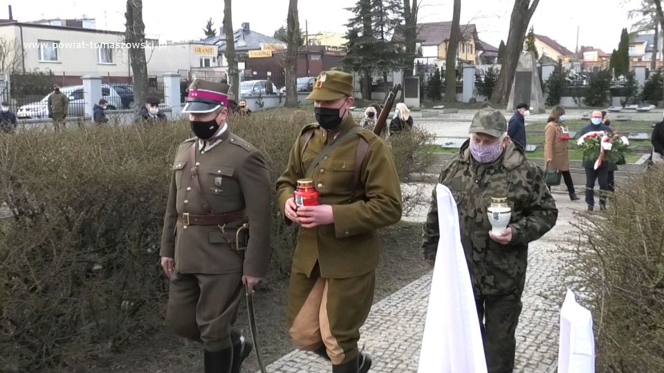 Na zdjęciu: złożenie wiązanki kwiatów pod Krzyżem katyńskim na Cmentarzu Wojennym przy ulicy Smutnej w Tomaszowie Mazowieckim, 13 kwietnia 2021 roku, w Dzień Pamięci Ofiar Zbrodni Katyńskiej Na zdjęciu: złożenie wiązanki kwiatów pod Krzyżem katyńskim na Cmentarzu Wojennym przy ulicy Smutnej w Tomaszowie Mazowieckim, 13 kwietnia 2021 roku, w Dzień Pamięci Ofiar Zbrodni Katyńskiej