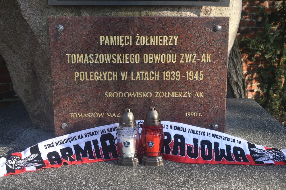 Zdjęcie z pieszego rajdu wokół Zalewu Sulejowskiego, zorganizowanego przez Szkolne Koło Turystyczno-Krajoznawcze w Zespole Szkół Ponadpodstawowych nr 8 przy ulicy Nadrzecznej, w 80. rocznicę utworzenia Armii Krajowej, który odbył się w poniedziałek, 14 lutego 2022 roku Zdjęcie z pieszego rajdu wokół Zalewu Sulejowskiego, zorganizowanego przez Szkolne Koło Turystyczno-Krajoznawcze w Zespole Szkół Ponadpodstawowych nr 8 przy ulicy Nadrzecznej, w 80. rocznicę utworzenia Armii Krajowej, który odbył się w poniedziałek, 14 lutego 2022 roku