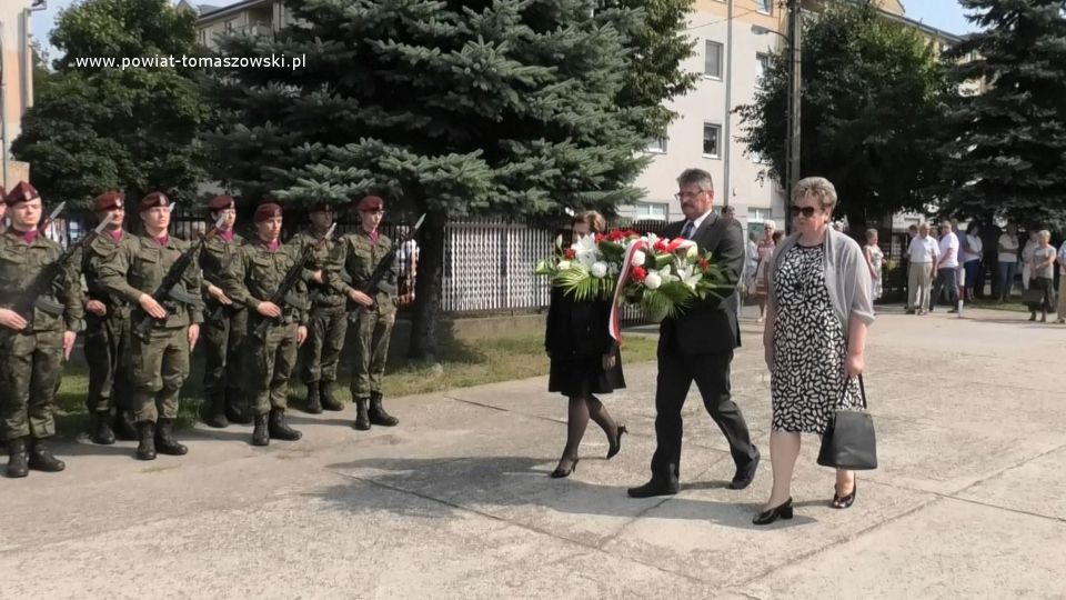 Na zdjęciu: delegacja władz samorządowych powiatu tomaszowskiego w składzie: Wacława Bąk – Przewodnicząca Rady Powiatu Tomaszowskiego, Leszek Ogórek – Wicestarosta Powiatu Tomaszowskiego, Elżbieta Łojszczyk – członek Zarządu Powiatu Tomaszowskiego, składa kwiaty pod pomnikiem Nieznanego żołnierza, na terenie kościoła pw. Najświętszej Marii Panny Królowej Polski 15 sierpnia 2021 roku, w 101. rocznicę Cudu nad Wisłą i Święto Wojska Polskiego
