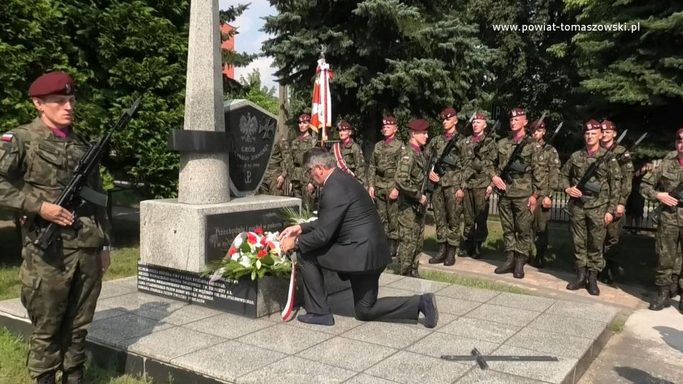 Na zdjęciu: Leszek Ogórek – Wicestarosta Powiatu Tomaszowskiego, składa kwiaty pod pomnikiem Nieznanego żołnierza, na terenie kościoła pw. Najświętszej Marii Panny Królowej Polski 15 sierpnia 2021 roku, w 101. rocznicę Cudu nad Wisłą i Święto Wojska Polskiego