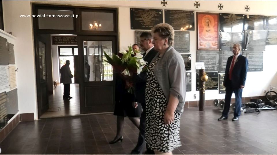Na zdjęciu: delegacja władz samorządowych powiatu tomaszowskiego w składzie: Wacława Bąk – Przewodnicząca Rady Powiatu Tomaszowskiego, Leszek Ogórek – Wicestarosta Powiatu Tomaszowskiego, Elżbieta Łojszczyk – członek Zarządu Powiatu Tomaszowskiego, składa kwiaty w Kaplicy na terenie kościoła pw. Najświętszej Marii Panny Królowej Polski 15 sierpnia 2021 roku, w 101. rocznicę Cudu nad Wisłą i Święto Wojska Polskiego