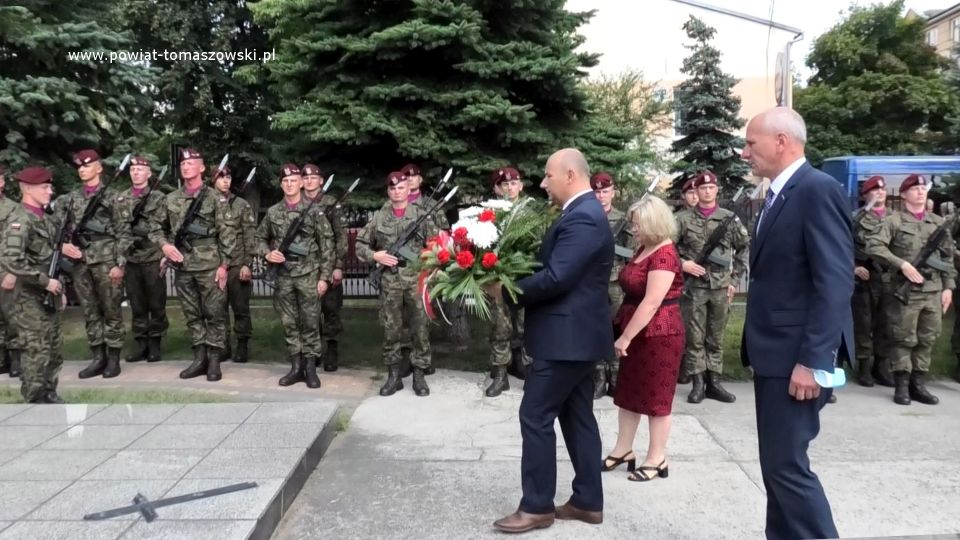 Na zdjęciu: delegacja władz miejskich Tomaszowa Mazowieckiego w składzie; Marcin Witko – Prezydent Tomaszowa Mazowieckiego, Krzysztof Kuchta – Przewodniczący Rady Miejskiej i Marzanna Popławska – Wiceprzewodnicząca Rady Miejskiej,  składa kwiaty pod pomnikiem Nieznanego żołnierza, na terenie kościoła pw. Najświętszej Marii Panny Królowej Polski 15 sierpnia 2021 roku, w 101. rocznicę Cudu nad Wisłą i Święto Wojska Polskiego