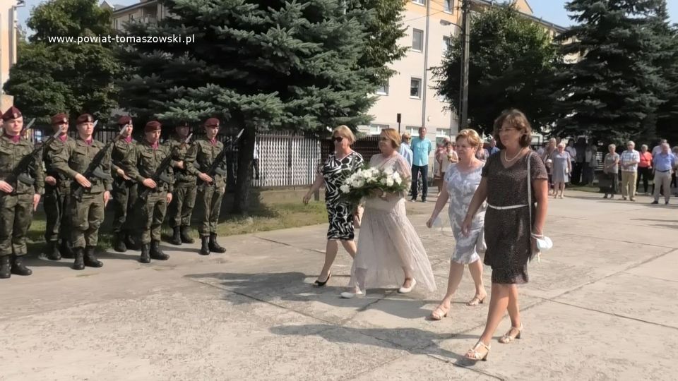 Na zdjęciu: delegacja szkół ponadpodstawowych Tomaszowa Mazowieckiego, składa kwiaty pod pomnikiem Nieznanego żołnierza, na terenie kościoła pw. Najświętszej Marii Panny Królowej Polski 15 sierpnia 2021 roku, w 101. rocznicę Cudu nad Wisłą i Święto Wojska Polskiego