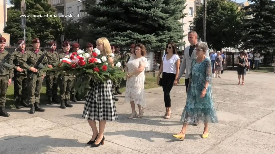 Na zdjęciu: delegacja szkół podstawowych Tomaszowa Mazowieckiego, składa kwiaty pod pomnikiem Nieznanego żołnierza, na terenie kościoła pw. Najświętszej Marii Panny Królowej Polski 15 sierpnia 2021 roku, w 101. rocznicę Cudu nad Wisłą i Święto Wojska Polskiego
