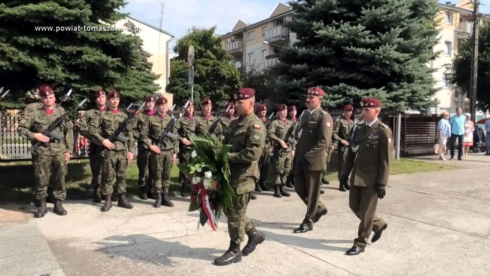 Na zdjęciu: delegacja 25. Brygady Kawalerii Powietrznej w Tomaszowie Mazowieckim składa kwiaty pod pomnikiem Nieznanego żołnierza, na terenie kościoła pw. Najświętszej Marii Panny Królowej Polski 15 sierpnia 2021 roku, w 101. rocznicę Cudu nad Wisłą i Święto Wojska Polskiego