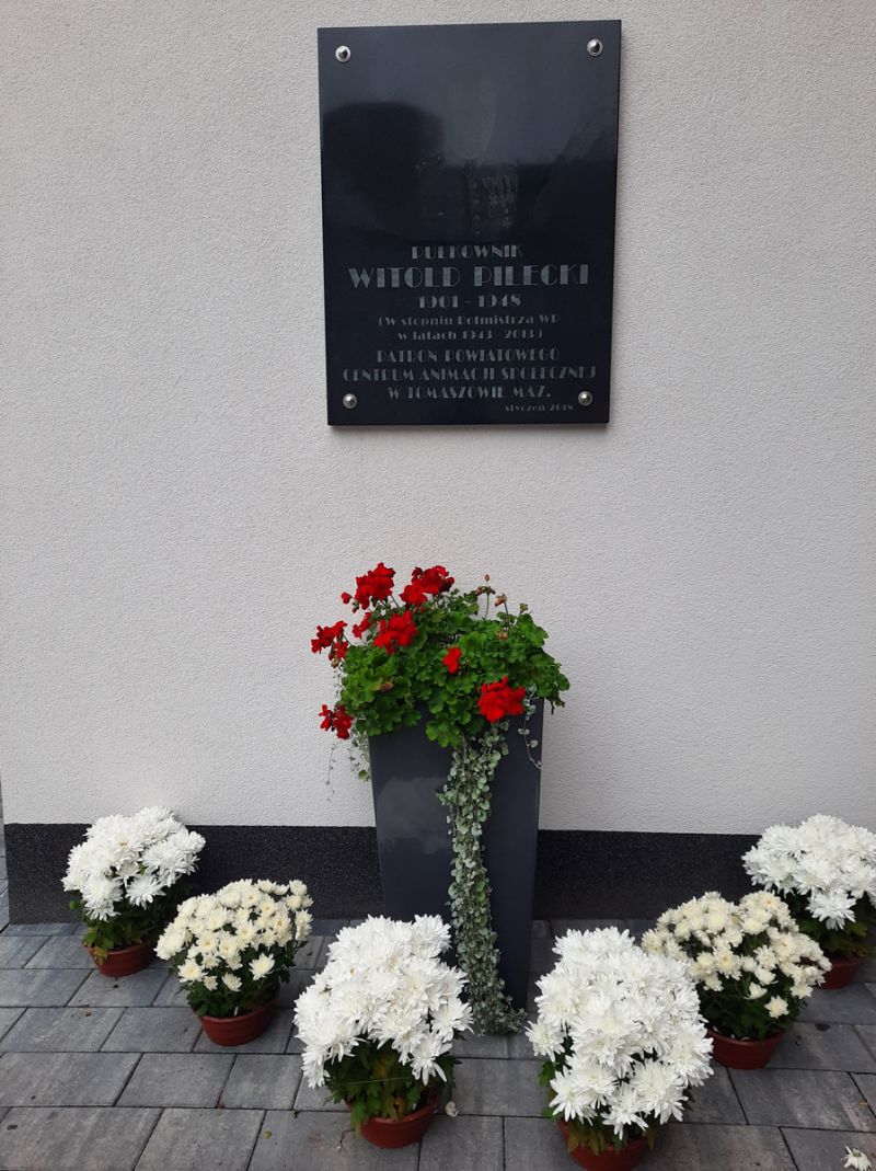 Powiatowe Centrum Animacji Społecznej złożyło kwiaty w miejscach pamięci w powiecie tomaszowskim