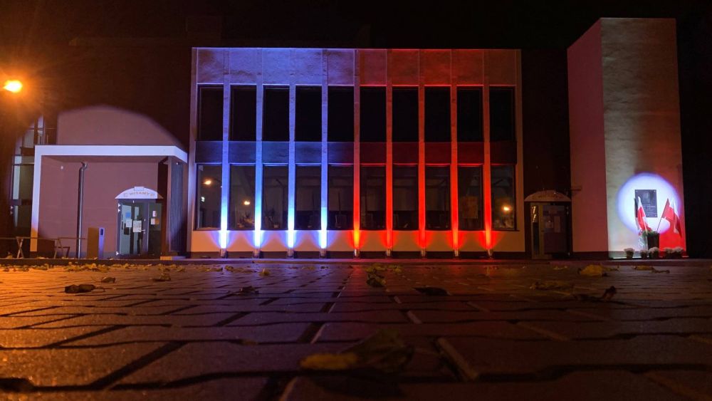 Na zdjęciu: biało-czerwona iluminacja na budynku Powiatowego Centrum Animacji Społecznej w Tomaszowie Mazowieckim przy ulicy Farbiarskiej 20/24 z okazji narodowego Święta Niepodległości 11 listopada 2020 roku Biało-czerwona iluminacja na budynku PCAS - dla Niepodległej