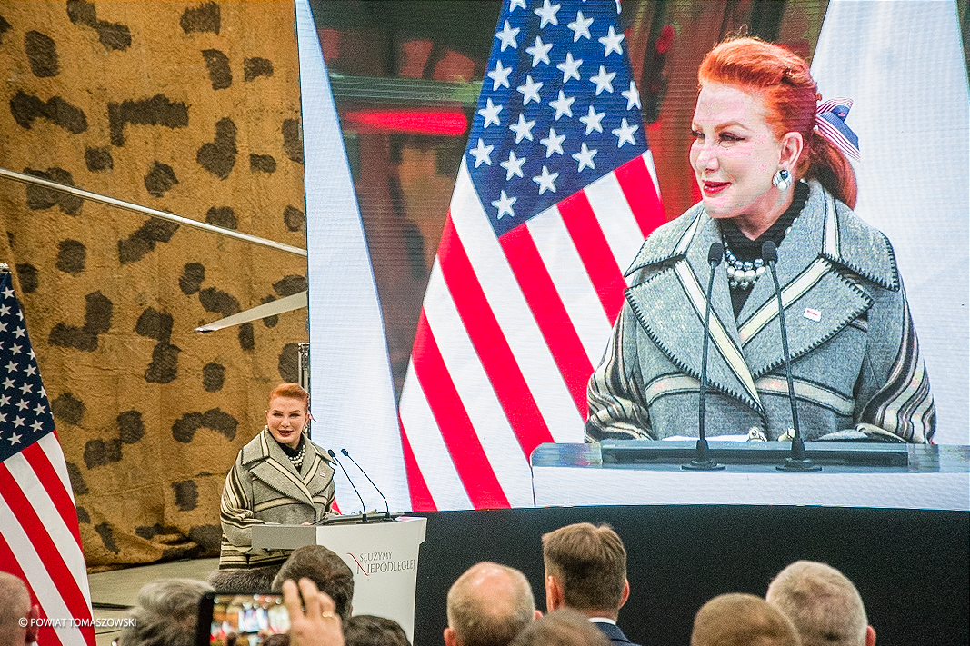 Ambasador USA Georgette Mosbacher w 25. Brygadzie Kawalerii Powietrznej w Tomaszowie Mazowieckim