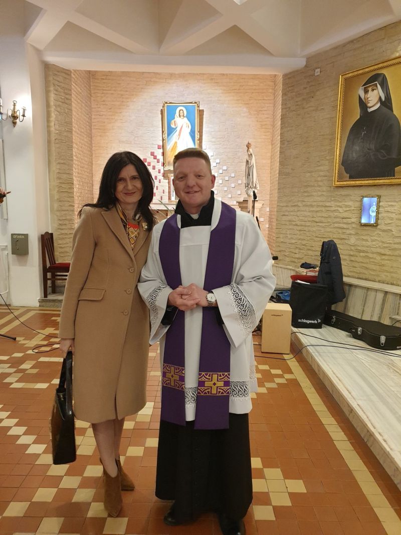 Zdjęcie z mszy świętej dla tomaszowskich maturzystów, która odbyła się w kościele pw. Najświętszej Maryi Panny Królowej Polski przy ulicy Słowackiego w Tomaszowie Mazowieckim, w  piątek, 8 kwietnia 2022 roku