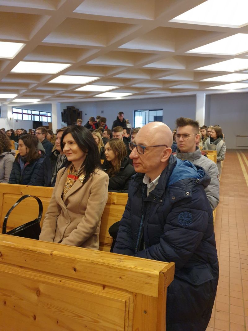 Zdjęcie z mszy świętej dla tomaszowskich maturzystów, która odbyła się w kościele pw. Najświętszej Maryi Panny Królowej Polski przy ulicy Słowackiego w Tomaszowie Mazowieckim, w  piątek, 8 kwietnia 2022 roku
