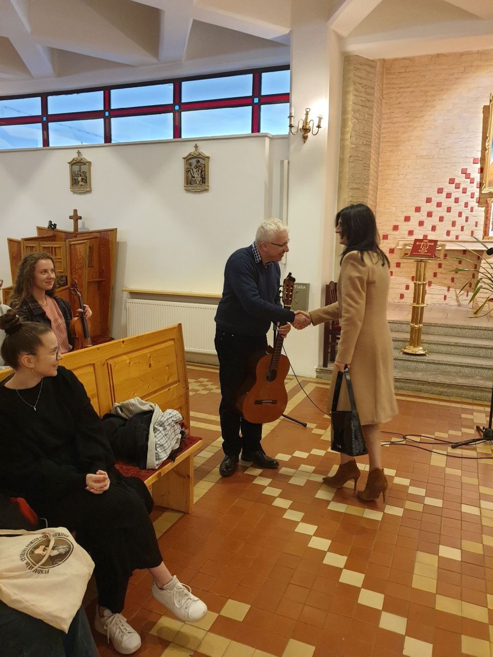 Zdjęcie z mszy świętej dla tomaszowskich maturzystów, która odbyła się w kościele pw. Najświętszej Maryi Panny Królowej Polski przy ulicy Słowackiego w Tomaszowie Mazowieckim, w  piątek, 8 kwietnia 2022 roku