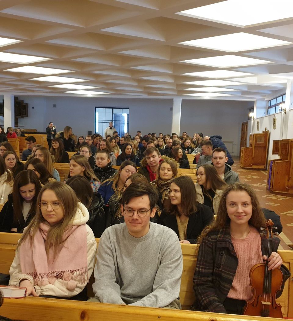 Zdjęcie z mszy świętej dla tomaszowskich maturzystów, która odbyła się w kościele pw. Najświętszej Maryi Panny Królowej Polski przy ulicy Słowackiego w Tomaszowie Mazowieckim, w  piątek, 8 kwietnia 2022 roku