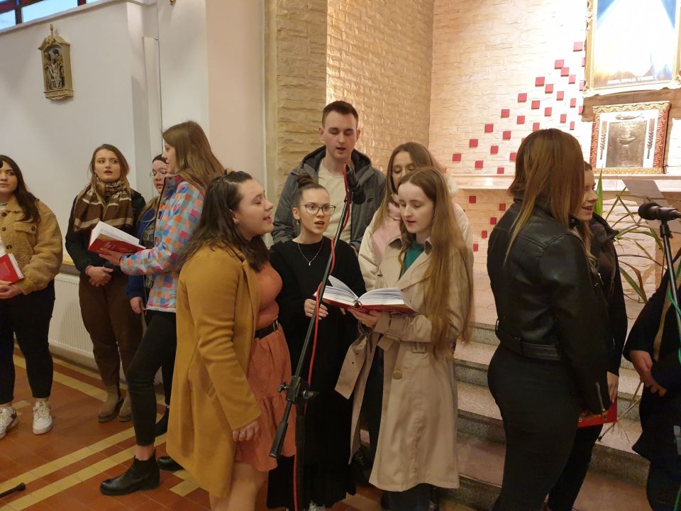 Zdjęcie z mszy świętej dla tomaszowskich maturzystów, która odbyła się w kościele pw. Najświętszej Maryi Panny Królowej Polski przy ulicy Słowackiego w Tomaszowie Mazowieckim, w  piątek, 8 kwietnia 2022 roku