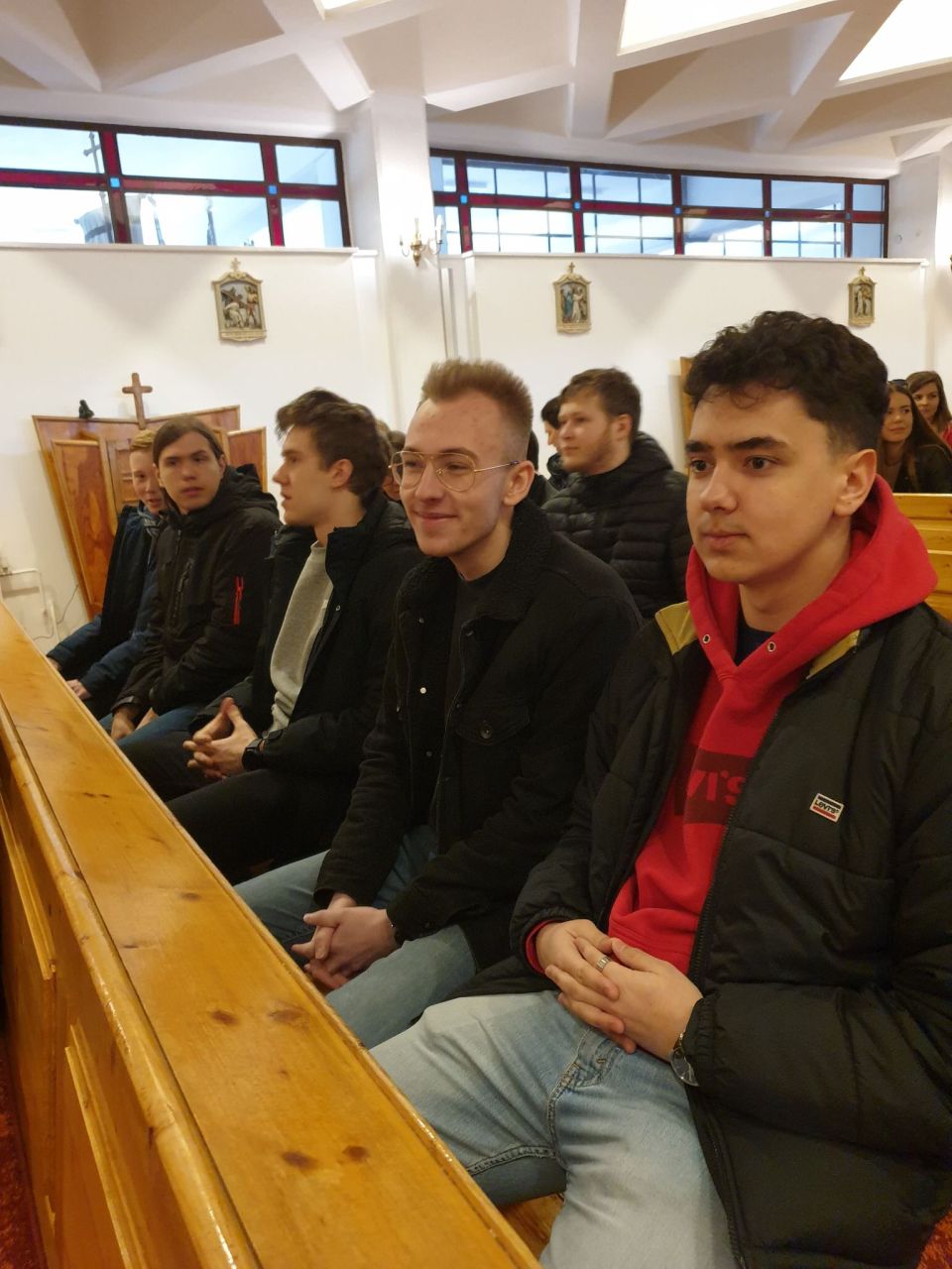 Zdjęcie z mszy świętej dla tomaszowskich maturzystów, która odbyła się w kościele pw. Najświętszej Maryi Panny Królowej Polski przy ulicy Słowackiego w Tomaszowie Mazowieckim, w  piątek, 8 kwietnia 2022 roku