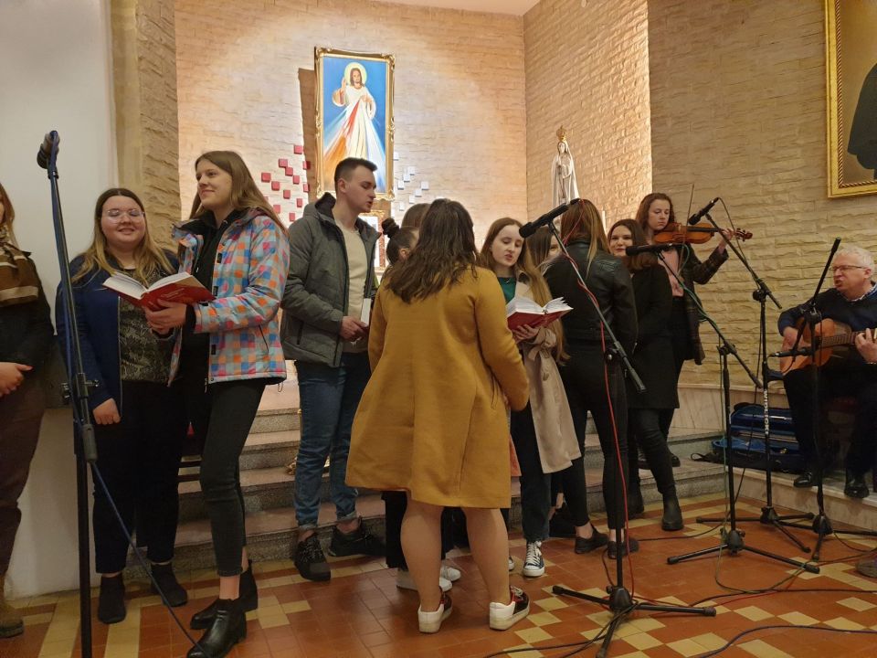 Zdjęcie z mszy świętej dla tomaszowskich maturzystów, która odbyła się w kościele pw. Najświętszej Maryi Panny Królowej Polski przy ulicy Słowackiego w Tomaszowie Mazowieckim, w  piątek, 8 kwietnia 2022 roku