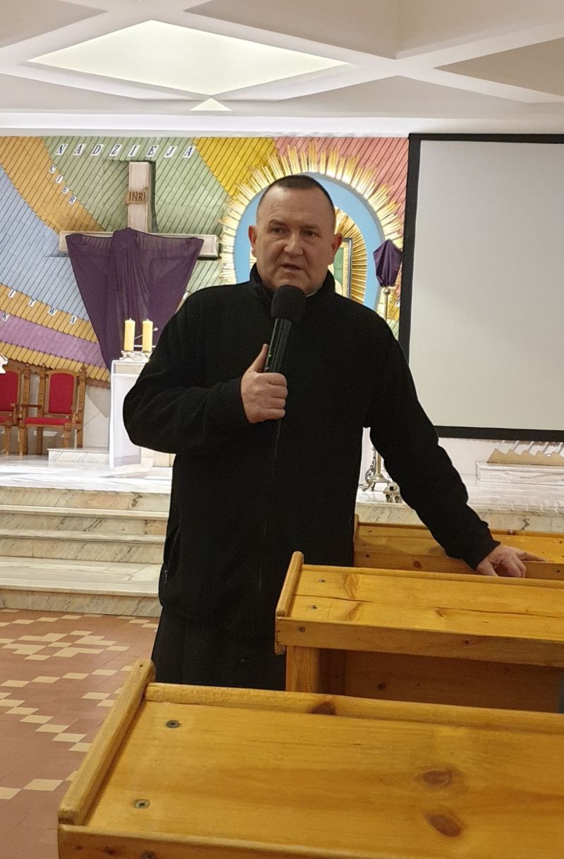 Zdjęcie z mszy świętej dla tomaszowskich maturzystów, która odbyła się w kościele pw. Najświętszej Maryi Panny Królowej Polski przy ulicy Słowackiego w Tomaszowie Mazowieckim, w  piątek, 8 kwietnia 2022 roku