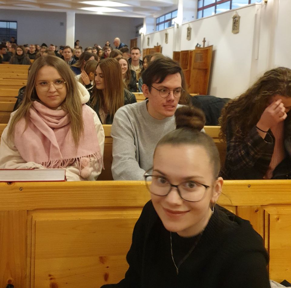 Zdjęcie z mszy świętej dla tomaszowskich maturzystów, która odbyła się w kościele pw. Najświętszej Maryi Panny Królowej Polski przy ulicy Słowackiego w Tomaszowie Mazowieckim, w  piątek, 8 kwietnia 2022 roku
