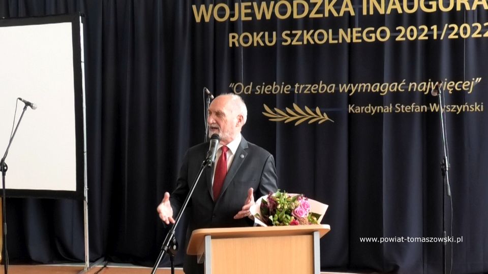 Na zdjęciu: zdjęcie z Wojewódzkiej inauguracji roku szkolnego 2021/2022 w I Liceum ogólnokształcącym im. Jarosława Dąbrowskiego w Tomaszowie Mazowieckim 