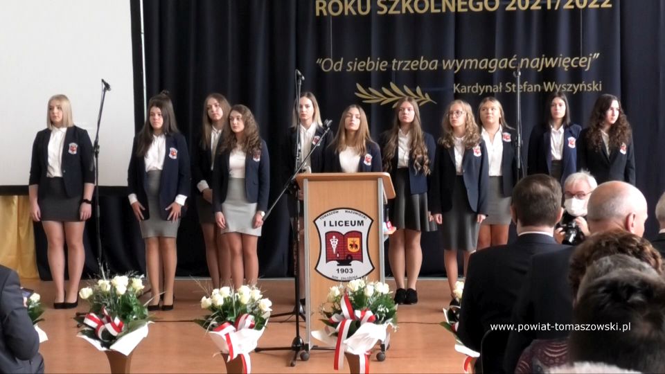 Na zdjęciu: zdjęcie z Wojewódzkiej inauguracji roku szkolnego 2021/2022 w I Liceum ogólnokształcącym im. Jarosława Dąbrowskiego w Tomaszowie Mazowieckim 