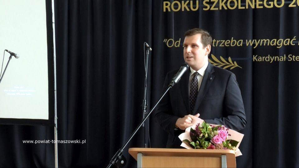 Na zdjęciu: zdjęcie z Wojewódzkiej inauguracji roku szkolnego 2021/2022 w I Liceum ogólnokształcącym im. Jarosława Dąbrowskiego w Tomaszowie Mazowieckim 