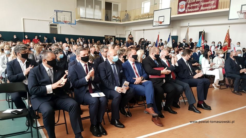 Na zdjęciu: zdjęcie z Wojewódzkiej inauguracji roku szkolnego 2021/2022 w I Liceum ogólnokształcącym im. Jarosława Dąbrowskiego w Tomaszowie Mazowieckim 