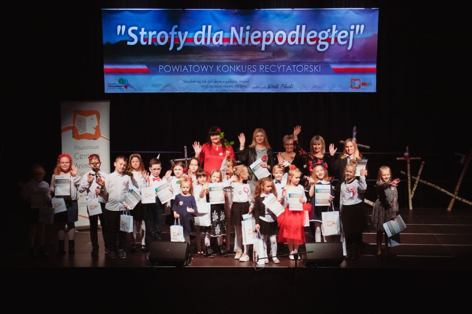 Na zdjęciu: uczestnicy I Powiatowego Konkursu Recytatorskiego pn. „Strofy dla Niepodległej”, któ®y odbył się w środę, 10 listopada 2021 roku, w PCAS-ie Na zdjęciu: uczestnicy I Powiatowego Konkursu Recytatorskiego pn. „Strofy dla Niepodległej”, któ®y odbył się w środę, 10 listopada 2021 roku, w PCAS-ie