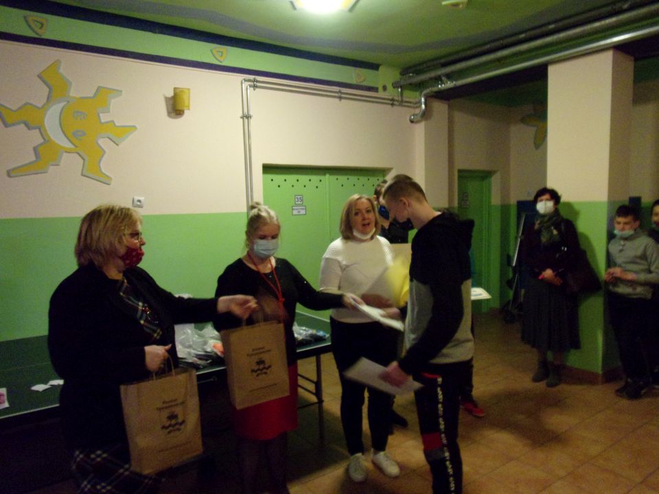 Na zdjęciu: organizatorzy i uczestnicy konkursu wiedzy o Tomaszowie Mazowieckim, zorganizowanego w Specjalnym Ośrodku Szkolno-Wychowawczym w Tomaszowie Mazowieckim