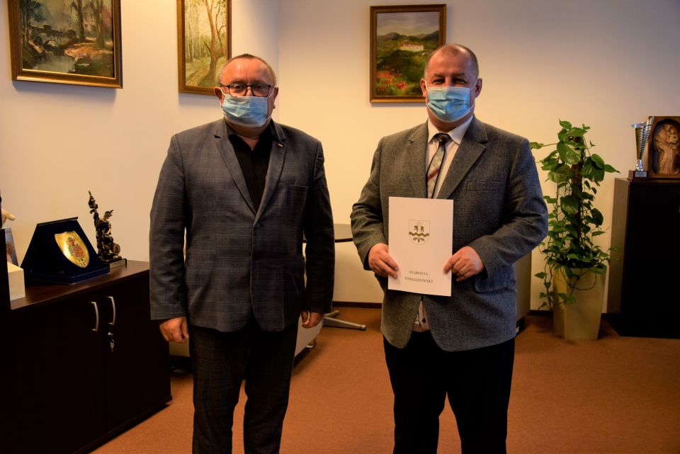 Na zdjęciu: Mariusz Węgrzynowski – Starosta Powiatu Tomaszowskiego i Kazimierz Baran – przedstawiciel Związku Zawodowego, działającego w Starostwie Powiatowym w Tomaszowie Mazowieckim
