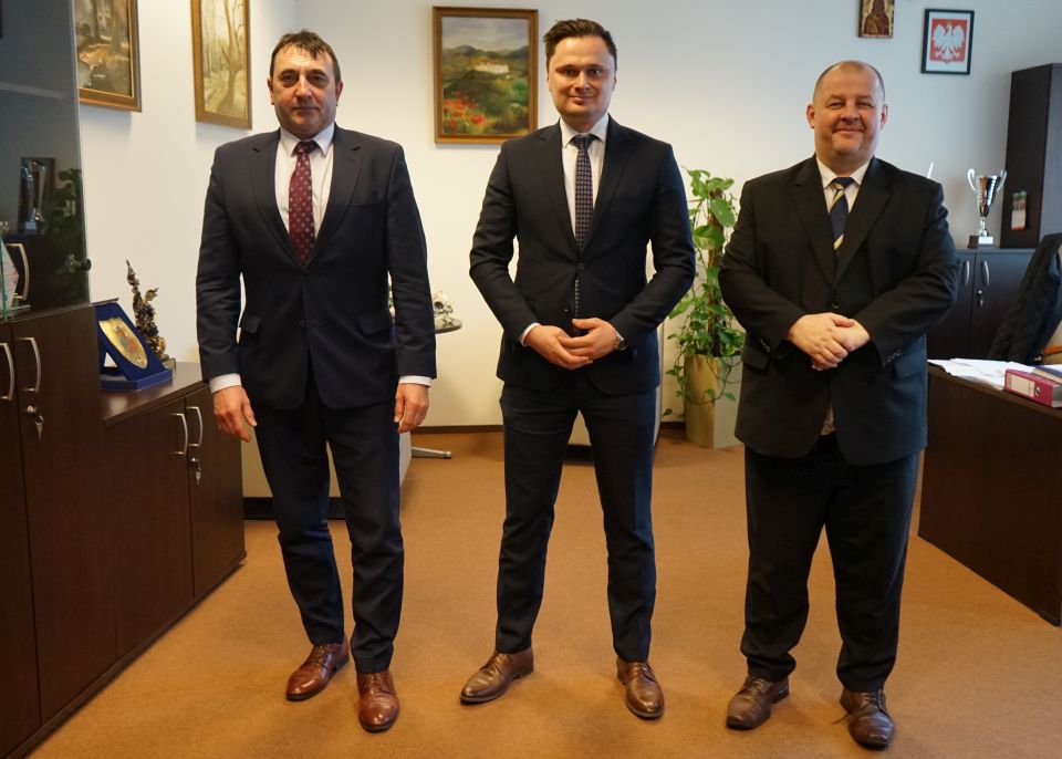Na zdjęciu: od prawej: Mariusz Węgrzynowski - Starosta Powiatu Tomaszowskiego, Krzysztof Ciecióra – Podsekretarz Stanu w Ministerstwie Rolnictwa i Rozwoju Wsi i Dariusz Kowalczyk – Radny Rady Powiatu i Przewodniczący Rady Powiatowej Izby Rolniczej Powiatu Tomaszowskiego, podczas spotkania, które odbyło się w Starostwie Powiatowym w Tomaszowie Mazowieckim