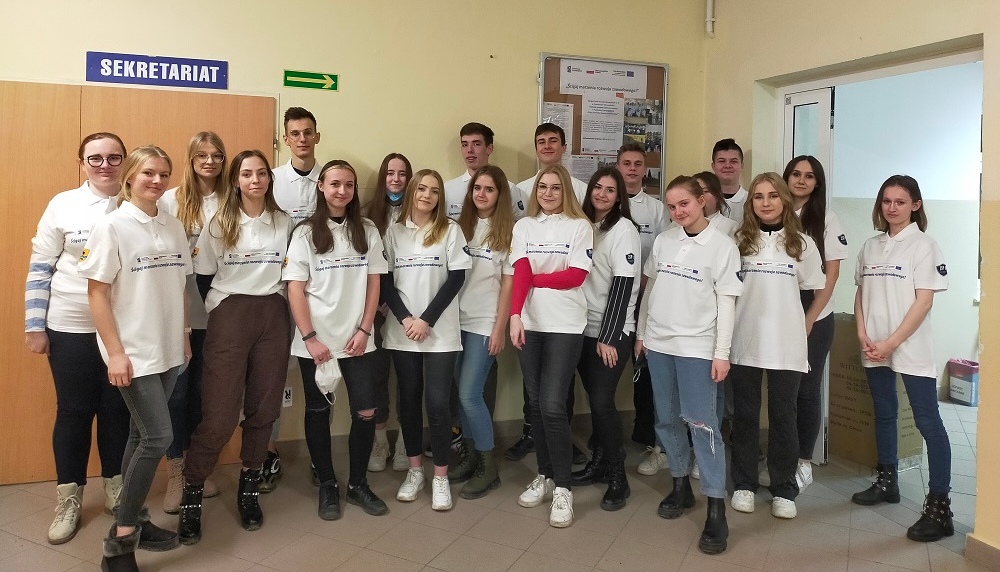 Na zdjęciu: uczestnicy z ZSP nr 8 w Tomaszowie Mazowieckim, III projektu „Ścigaj marzenia rozwoju zawodowego” realizowanego  ze środków Europejskiego Funduszu Społecznego, Programu Operacyjnego Wiedza Edukacja Rozwój w ramach projektu  "Międzynarodowa mobilność edukacyjna uczniów i absolwentów oraz kadry kształcenia zawodowego" , podczas przygotowań do wyjazdu do Hiszpanii